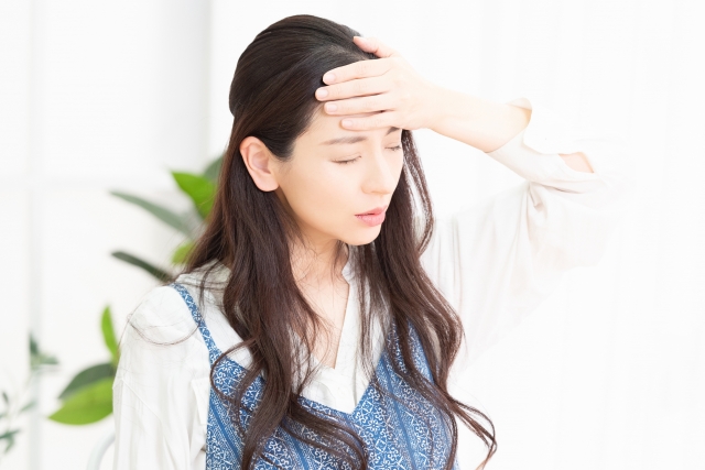 頭痛の辛い症状に悩む女性