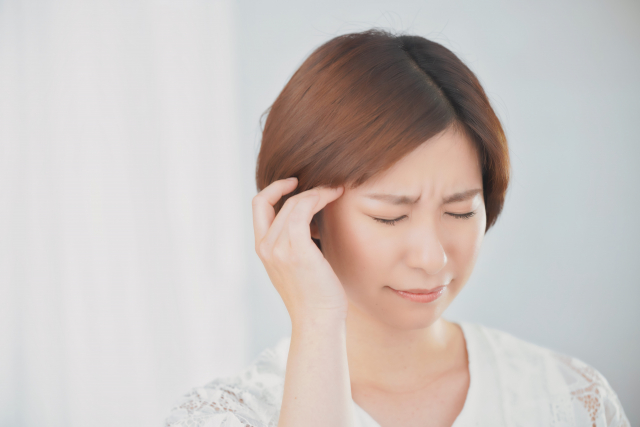片頭痛の辛い症状に悩む女性