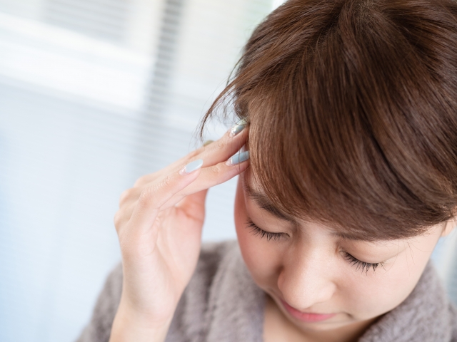 気圧の変化やストレスも片頭痛の原因になります
